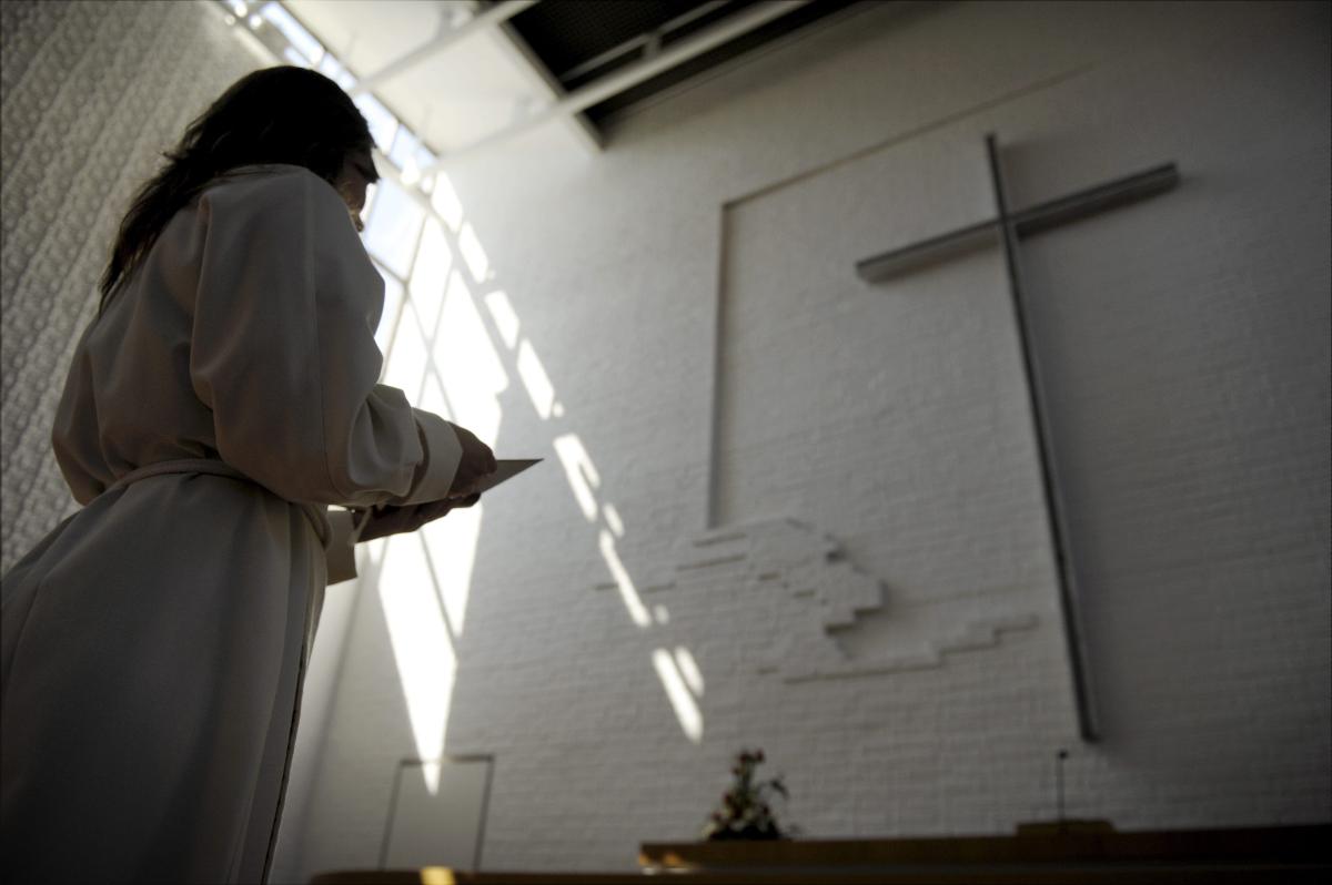  Vuoden 2018 maaliskuussa tuli kuluneeksi 30 vuotta ensimmäisten naisten pappisvihkimyksestä Suomen evankelisluterilaisessa kirkossa. Naispuoliset papit kokevat edelleen työssään syrjintää.